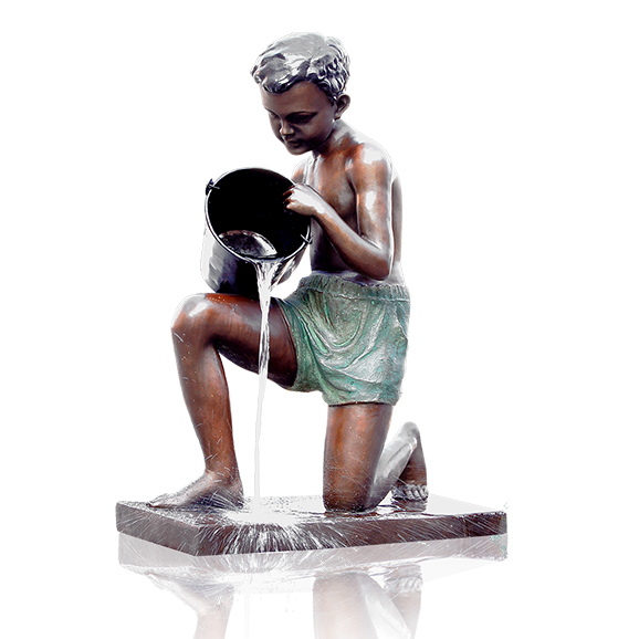 《倒水的男孩 喷泉雕塑》